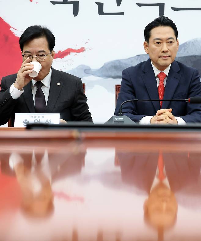 Jang Dong-hyeok, the leader of the People Power Party, right, and Song Eon-seog, the party’s floor leader, attend a Supreme Council meeting at the National Assembly on Jan. 5. [YONHAP]