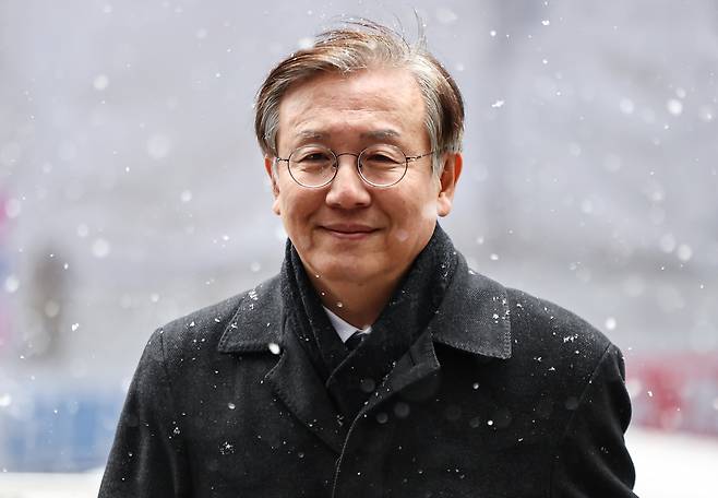 Han Dong-soo, head of the Democratic Party's ethics committee, arrives at the party's headquarters in Yeouido, western Seoul, for a meeting of the party’s ethics tribunal. [NEWS1]