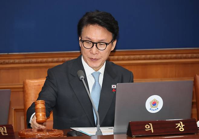 Prime Minister Kim Min-seok bangs the gavel during a Cabinet meeting at the government complex in central Seoul on Jan. 13. [YONHAP]