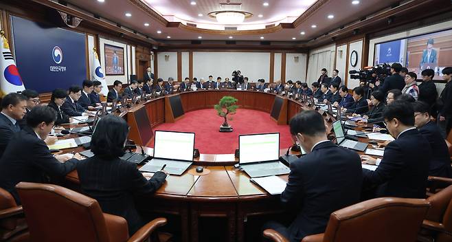 A Cabinet meeting takes place at the government complex in central Seoul on Jan. 13. [NEWS1]