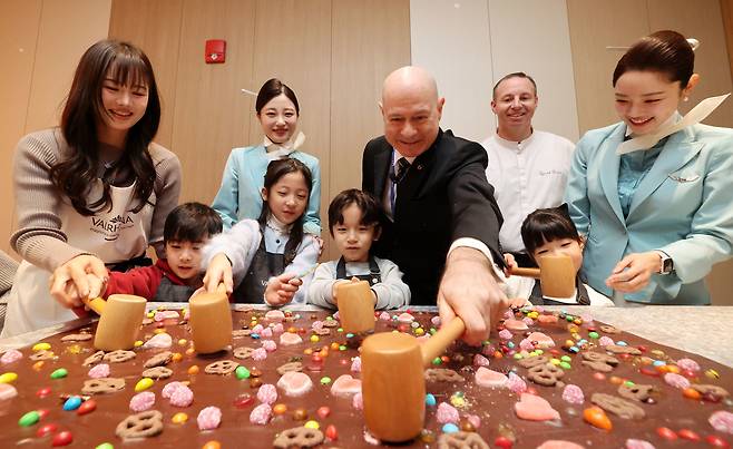 David Pacey, the executive vice president of inflight service and lounges at Korean Air, front center, and other officials use the new cooking studio at the recently renovated Prestige Garden East lounge at Incheon International Airport Terminal 2 on Jan. 13. [NEWS1]