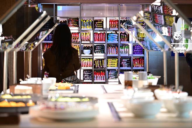 A woman looks over the new self-serve ramyeon, or instant noodle, station at Korean Air’s Prestige Garden East lounge at Incheon International Airport Terminal 2 on Jan. 13. [KIM KYOUNG-ROK]