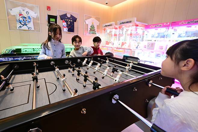 Children play games in the new game room at Korean Air’s Prestige Garden East lounge at Incheon International Airport Terminal 2 on Jan. 13. [NEWS1]