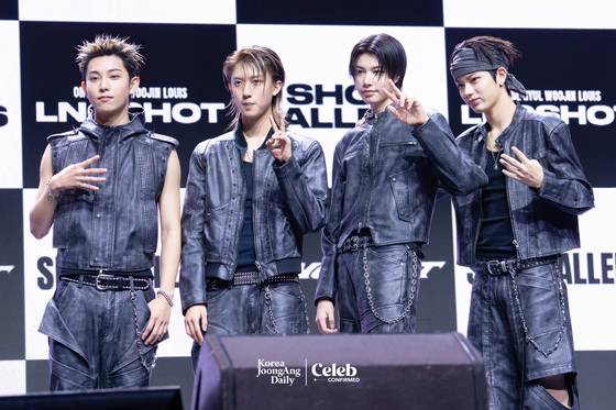 LNGSHOT poses for photos during a showcase for the release of the group’s first EP, ″Shot Callers,″ at Myunghwa Live Hall in western Seoul on Jan. 13. [DANIELA GONZALEZ PEREZ]