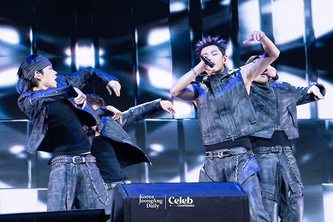 Boy band LNGSHOT performs the lead track “Moonwalkin'” during a showcase for the release of its first EP, ″Shot Callers,″ at Myunghwa Live Hall in western Seoul on Jan. 13. [DANIELA GONZALEZ PEREZ]