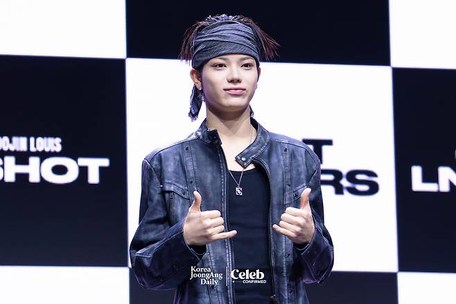 LNGSHOT’s Ohyul poses for photos during a showcase for the release of the group’s first EP, ″Shot Callers,″ at Myunghwa Live Hall in western Seoul on Jan. 13. [DANIELA GONZALEZ PEREZ]