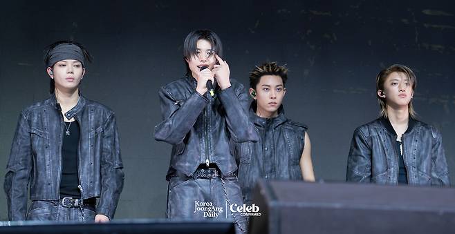 Boy band LNGSHOT performs the pre-release track ″Saucin'″ during a showcase for the release of its first EP, ″Shot Callers,″ at Myunghwa Live Hall in western Seoul on Jan. 13. [DANIELA GONZALEZ PEREZ]