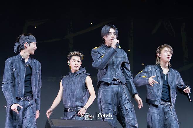 Boy band LNGSHOT performs the pre-release track ″Saucin'″ during a showcase for the release of its first EP, ″Shot Callers,″ at Myunghwa Live Hall in western Seoul on Jan. 13. [DANIELA GONZALEZ PEREZ]