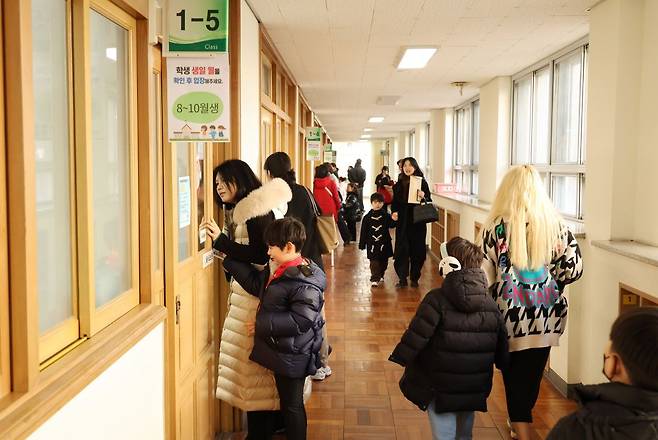 2026학년도 부산지역 공립 초등학교 신입생 예비소집이 진행된 지난 6일 오후 부산 연제구 창신초등학교에서 예비 초등학생과 학부모들이 1학년 교실 등을 살펴보고 있다. 연합뉴스
