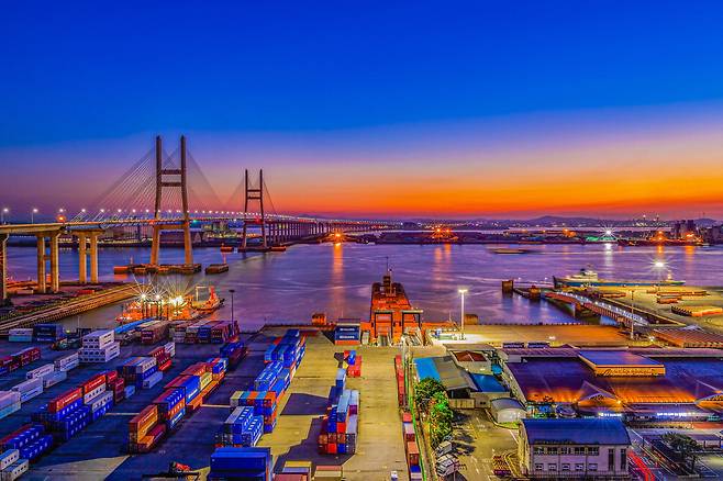 평택항과 서해대교 전경.     평택시