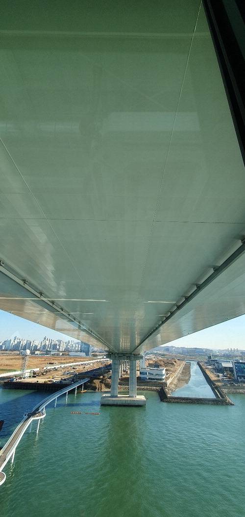 야간에 미디어 파사드로 변신할 교량 하부.