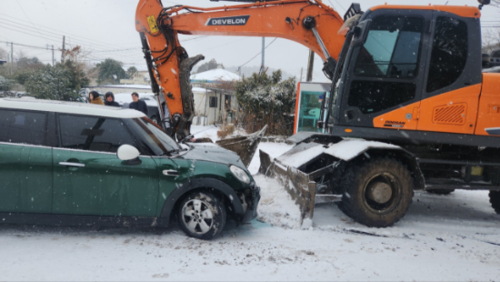2일 제주시 조천읍 한 도로에서 눈길에 미끄러진 차량이 굴삭기와 부딪혀 파손돼있다. (사진=연합뉴스)