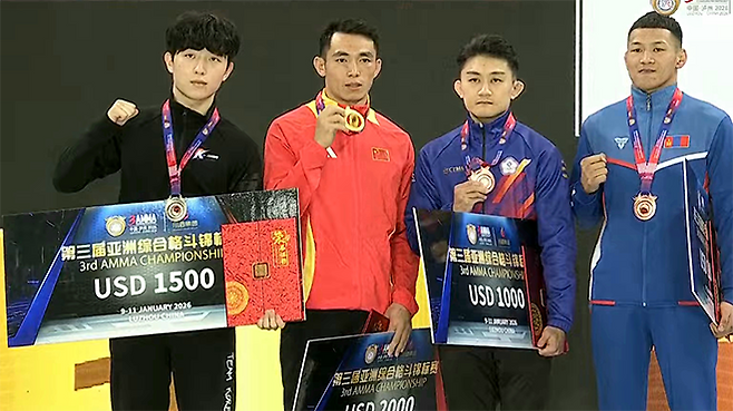 대한MMA총협회 김민건(왼쪽)이 2026년 1월 중국 쓰촨성 루저우시에서 제3회 아시아종합격투기협회 선수권대회 남자 현대 65㎏ 은메달 기념 촬영을 하고 있다. 종합격투기는 9월 20~22일 제20회 일본 아이치-나고야 하계아시안게임 정식 종목으로 치러진다. 사진=AMMA