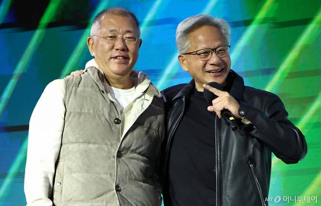 (서울=뉴스1) 김진환 기자 = 젠슨 황 엔비디아 CEO가 30일 밤 서울 강남구 코엑스광장에서 지포스(GeForce) 한국 25주년을 기념해 열린 '지포스 게이머 페스티벌'에 정의선 현대차그룹 회장과 함께 올라 인사를 하고 있다. (공동취재) 2025.10.30/뉴스1  Copyright (C) 뉴스1. All rights reserved. 무단 전재 및 재배포,  AI학습 이용 금지. /사진=(서울=뉴스1) 김진환 기자