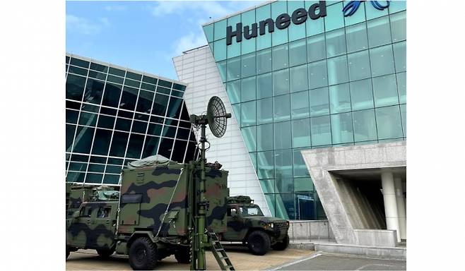 무선 통신 기업 휴니드가 교환사채에 이어 300억원규모 단기차입을 추진한다. 사진은 휴니드 사옥 앞에 주차된 회사가 장비를 공급하는 TICN(전술정보통신체계) 차량. /사진제공=휴니드 홈페이지