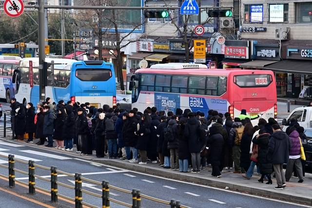 늘어선 줄  : 서울 시내버스 노조가 무기한 전면 파업에 들어간 13일 오전 서울 동작구 사당역 인근 한 버스정류장이 경기도에서 버스를 타고 와 지하철로 환승하려는 출근길 시민들로 붐비고 있다. 문호남 기자
