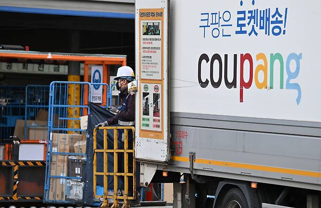 최근 탈팡족들 사이에서 쿠팡 와우회원 전용 특가 상품을 ‘대리구매’를 통해 구하는 사례가 늘고 있다. 사진은 서울 도심의 쿠팡 물류센터에서 한 직원이 배송을 준비하는 모습. 임세준 기자