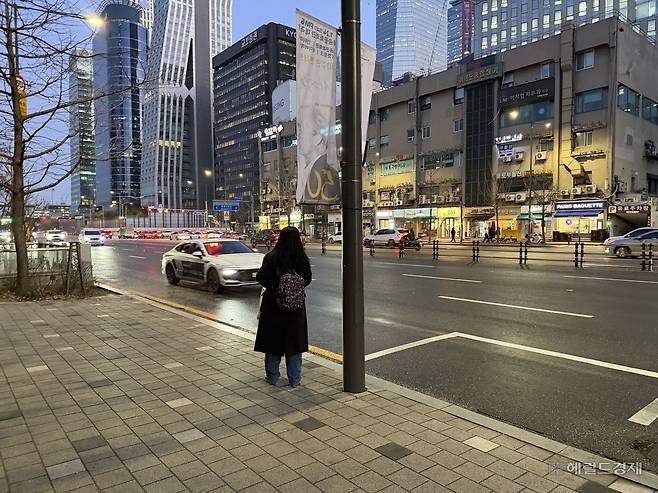 서울 시내버스가 파업한 13일 이른 오전 여의도역 인근에서 오지 않는 버스를 기다리는 한 승객. [전새날 기자]