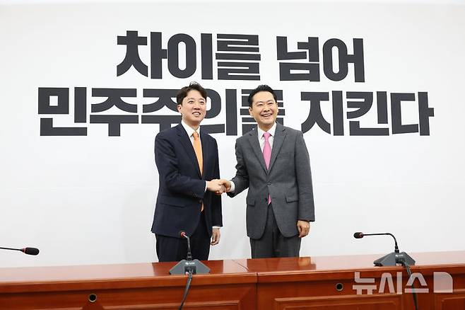 [서울=뉴시스] 김금보 기자 = 장동혁 국민의힘 대표와 이준석 개혁신당 대표가 13일 오전 서울 여의도 국회에서 열린 '공천헌금·통일교 특검 연대' 회동에서 악수를 하고 있다. 2026.01.13. kgb@newsis.com