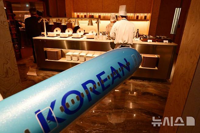 [인천공항=뉴시스] 박주성 기자 = 13일 오전 인천국제공항 제2여객터미널에서 리뉴얼을 마친 대한항공 프레스티지 동편 좌측 라운지가 공개돼 관계자들이 식음료 공간을 점검하고 있다. (공동취재). 2026.01.13. photo@newsis.com
