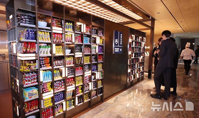 [인천공항=뉴시스] 박주성 기자 = 13일 인천국제공항 제2여객터미널 리뉴얼을 마친 대한항공 프레스티지 동편 좌측 라운지에서 관계자가 라면 라이브러리를 이용하고 있다. 대한항공 프레스티지 동편 좌측 라운지는 체험형 프로그램과 엔터테인먼트 요소를 더한 것이 특징이다. 쿠킹 스튜디오(L’atelier), 아케이드 룸(Arcade Room), 라면 라이브러리(Ramyeon Library)를 마련해 다른 라운지와 차별화했다.대한항공 프레스티지 동편 좌측 라운지는 인천국제공항 제2여객터미널 253번 탑승구 맞은편 4층에 위치하며, 오는 14일 오전 6시에 정식 오픈한다. (공동취재). 2026.01.13. photo@newsis.com
