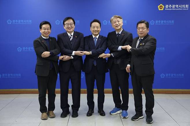[광주=뉴시스] 광주시구청장협의회가 13일 오후 광주 서구 광주시의회에서 시도통합 관련 기자회견을 연 뒤 기념사진을 촬영하고 있다. 왼쪽부터 박병규 광주 광산구청장, 문인 광주 북구청장, 임택 광주 동구청장, 김이강 광주 서구청장, 김병내 광주 남구청장. (사진 = 광주시구청장협의회 제공) 2026.01.13. photo@newsis.com *재판매 및 DB 금지