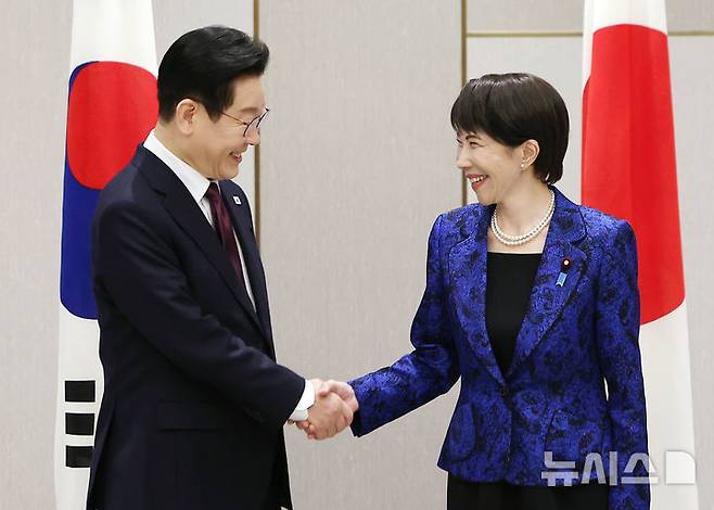 [나라=뉴시스] 고범준 기자 = 이재명 대통령과 다카이치 사나에 일본 총리가 13일(현지 시간) 나라현 회담장에서 열린 한일 확대 정상회담에 앞서 악수하고 있다. 2026.01.13. bjko@mewsis.com