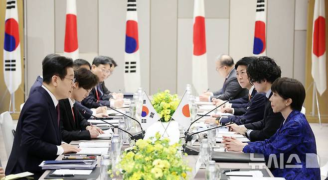 [나라=뉴시스] 고범준 기자 = 이재명 대통령과 다카이치 사나에 일본 총리가 13일(현지 시간) 나라현 회담장에서 한일 확대 정상회담을 하고 있다. 2026.01.13. bjko@mewsis.com