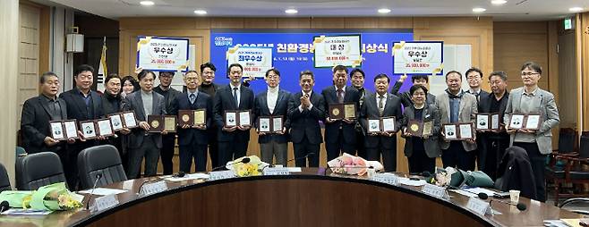 전라남도는 2025년 전남도 친환경농업대상에 기초자치단체 분야에서 4개 시군과 친환경농업인 9명을 수상자로 선정한 후 기념사진을 찍고 있다. 전라남도 제공