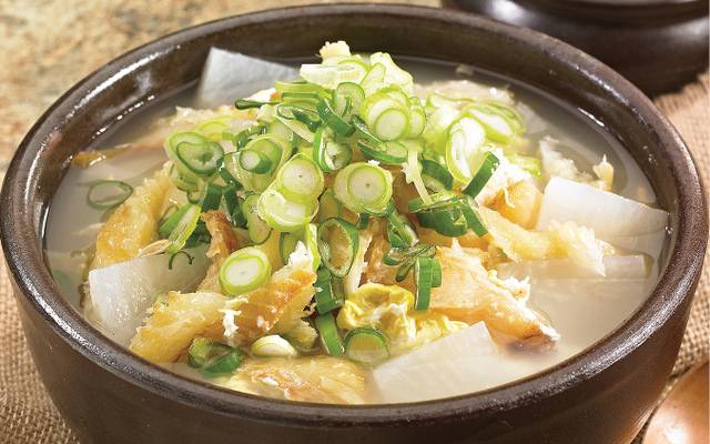 노랗게 말린 황태를 먹기 좋게 잘라서 끓여낸 황태국. 게티이미지뱅크