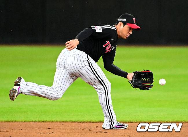 [OSEN=대전, 지형준 기자] 30일 대전 한화생명볼파크에서 2025 신한 SOL Bank KBO리그 포스트시즌 한국시리즈 4차전 한화 이글스와 LG 트윈스의 경기가 열렸다.이날 경기에 한화는 와이스를, LG는 치리노스를 선발투수로 내세웠다. 3회말 1사에서 LG 오지환이 한화 손아섭의 유격수 땅볼 내야 안타 타구를 쫓고 있다. 2025.10.30 / jpnews@osen.co.kr