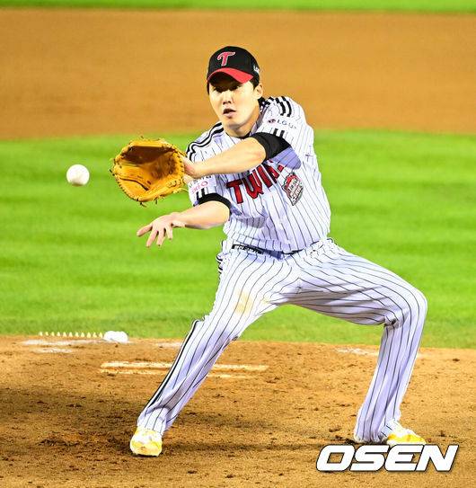 [OSEN=잠실, 지형준 기자] 27일 오후 서울 잠실야구장에서 2025 신한 SOL Bank KBO리그 포스트시즌 한국시리즈 2차전 LG 트윈스와 한화 이글스의 경기가 열렸다.LG는 임찬규, 한화는 류현진을 선발 투수로 내세웠다.2회초 무사에서 LG 임찬규가 한화 최재훈의 투수 땅볼 타구를 처리하고 있다. 2025.10.27 /jpnews@osen.co.kr