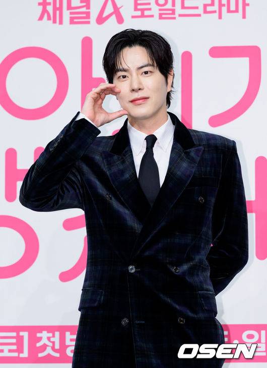 [OSEN=이대선 기자] 13일 오후 서울 구로구 더링크서울에서 채널A 새 드라마 ‘아기가 생겼어요’ 제작발표회가 열렸다.웹소설을 원작으로 한 웹툰 ‘아기가 생겼어요’는 완벽한 선생님을 꿈꾸던 희원이 하룻밤의 일탈로 임신하게 되면서 벌어지는 아슬아슬한 로맨스를 그린 작품이다.배우 홍종현이 포토타임을 가지고 있다. 2026.01.13 /sunday@osen.co.kr