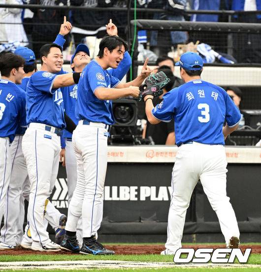 [OSEN=대전, 이대선 기자] 19일 오후 대전 한화생명볼파크에서 2025 신한 SOL Bank KBO리그 포스트시즌 플레이오프 2차전 한화 이글스와 삼성 라이온즈의 경기가 열렸다.한화는 라이언 와이스, 삼성은 최원태를 선발 투수로 내세웠다.7회말 2사에서 삼성 최원태가 한화 권광민을 삼진 처리하고 동료들과 환호하고 있다. 2025.10.19 /sunday@osen.co.kr