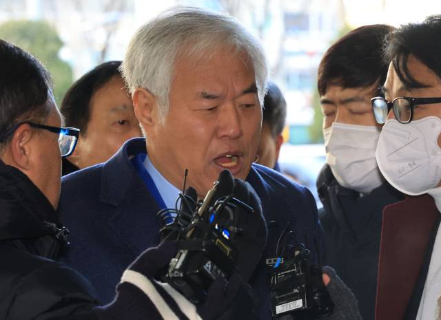 ▲사랑제일교회 전광훈 목사가 13일 서울서부지방법원에서 열린 구속 전 피의자 심문에 출석하며 기자의 질문에 답하고 있다. ⓒ연합뉴스