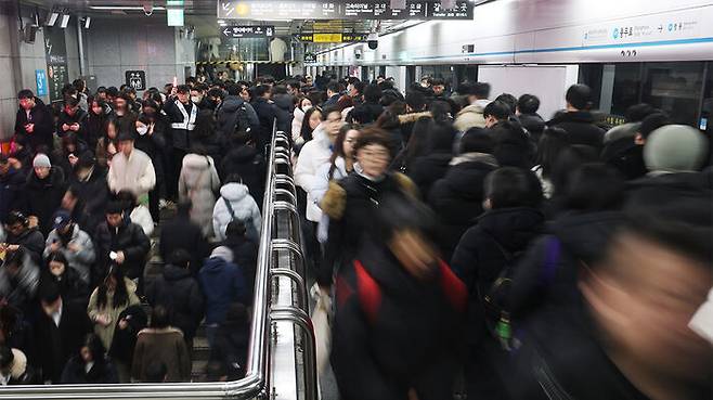 서울 시내버스 노동조합이 무기한 전면 파업에 돌입한 13일 오전 서울 지하철 3,4호선 충무로역이 출근길 시민들로 붐비고 있다.