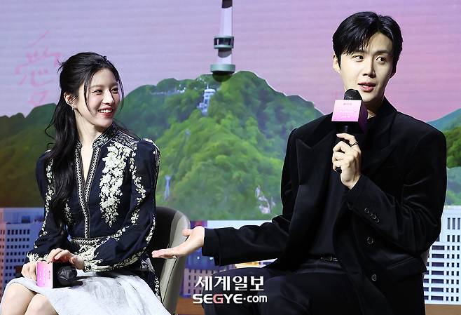 배우 김선호(오른쪽)가 13일 서울 강남구 조선 팰리스 서울 강남에서 열린 넷플릭스 드라마 '이 사랑 통역 되나요?' 제작발표회에 참석해 발언하고 있다. 한윤종 기자