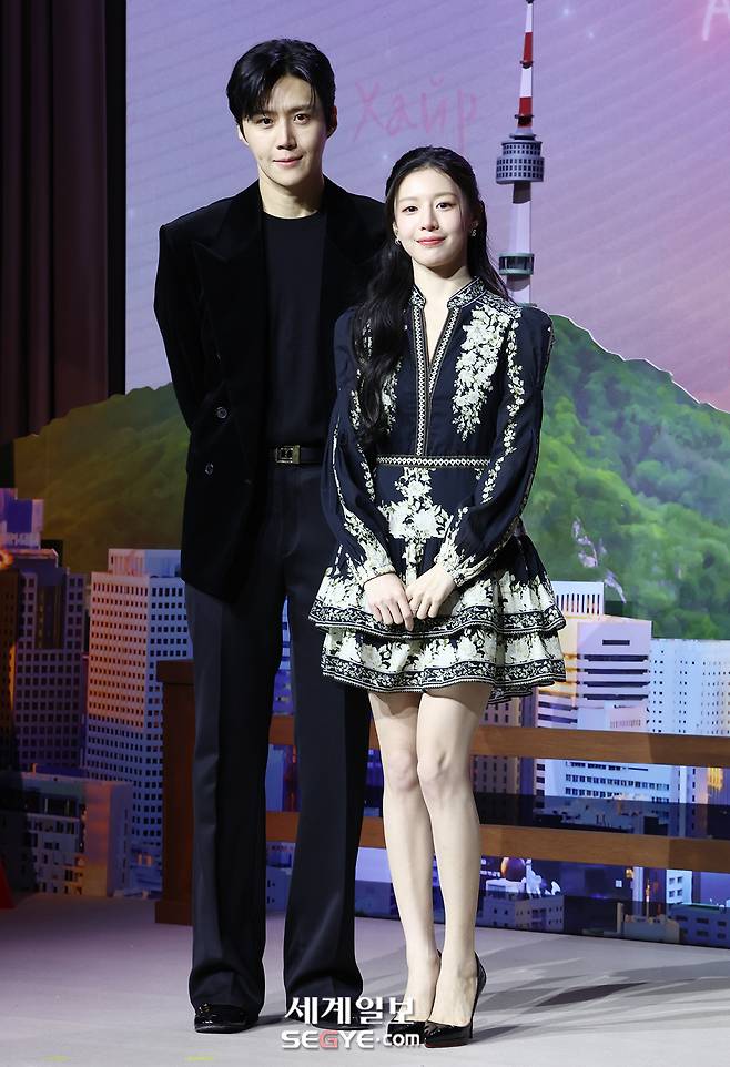 배우 김선호(왼쪽)와 고윤정이 13일 서울 강남구 조선 팰리스 서울 강남에서 열린 넷플릭스 드라마 '이 사랑 통역 되나요?' 제작발표회에 참석해 포즈를 취하고 있다. 한윤종 기자