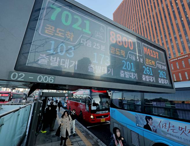 서울 시내버스 노동조합이 무기한 전면파업에 돌입한 13일 서울역 버스환승센터 전광판에 각 노선버스의 위치가 '출발대기'로 표시되고 있다. 연합뉴스