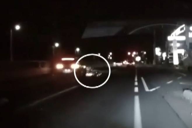 지난 4일 오후 9시쯤 충남 홍성 내포신도시 한 도로에서 뒤에서 빠르게 달려온 음주운전 차량이 30대 남성이 모는 오토바이를 들이받은 뒤 도로에 쓰러진 오토바이를 밀면서 계속 달리는 모습. JTBC ‘사건반장’ 보도화면 캡처