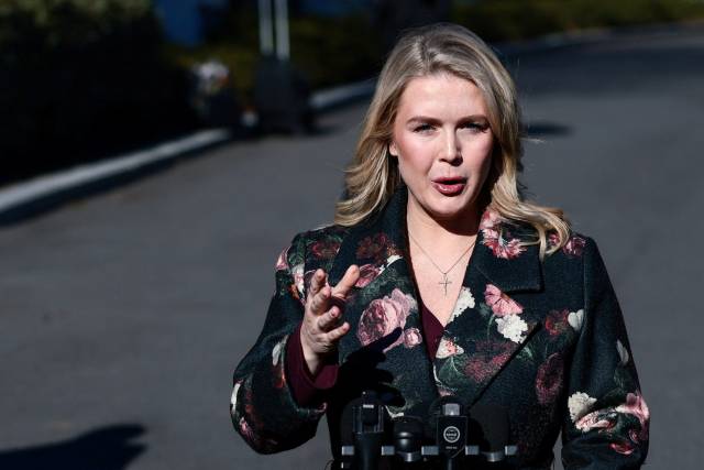 캐롤라인 레빗 백악관 대변인은 12일(현지 시간) 워싱턴DC 백악관 건물 밖에서 취재진 질문에 답하고 있다. 로이터연합뉴스