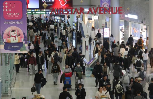 크리스마스를 앞둔 지난해 12월 23일 인천국제공항 1터미널 출국장이 인파로 붐비고 있다. 연합뉴스