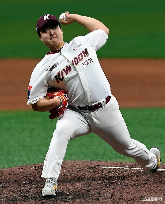 상무에서 병역 의무를 마치고 돌아온&nbsp;김재웅은 2026시즌 키움 불펜에 큰 힘을 보탤 것으로 기대가 크다. 스포츠동아 DB