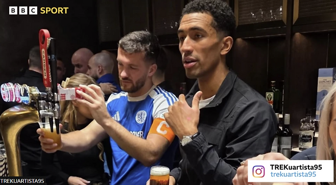 맥클스필드 주장 폴 도슨이 맥주를 따르고 있다. BBC