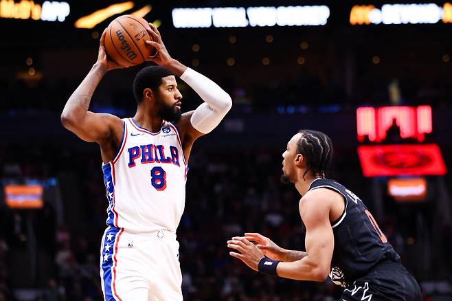 폴 조지(왼쪽)가 13일 캐나다 온타리오주 토론토의 스코티아뱅크 아레나에서 열린 토론토 랩터스와 2025~2026 미국프로농구 정규리그 원정 경기에서 패스할 곳을 찾고 있다.   토론토 | AFP연합뉴스