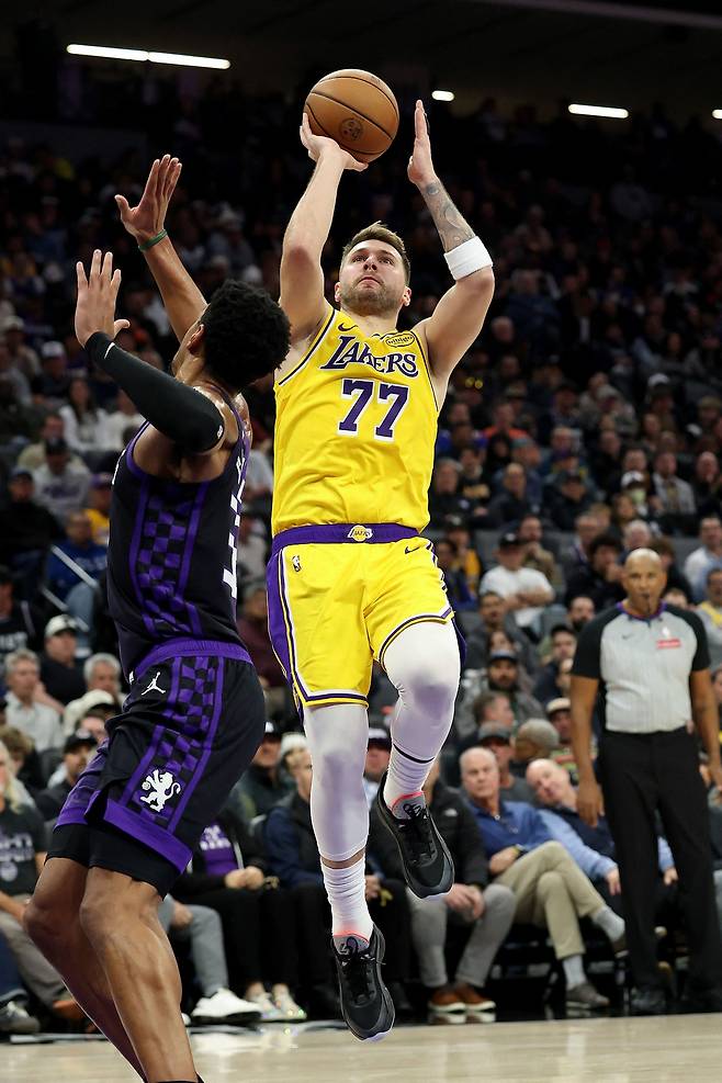 레이커스, 돈치치 42점 넣고도 왜 졌지?…필드골 슛률 48.8%, SAC 58.5%에 밀려 ‘3연패 수렁’