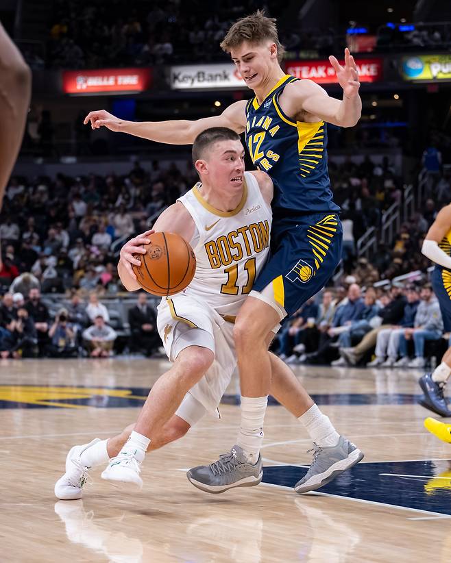 페이튼 프리차드가 13일 미국 인디애나주 인디애나폴리스의 게인브리지 필드하우스에서 열린 보스턴 셀틱스와 2025~2026 미국프로농구 정규리그 원정 경기에서 돌파를 시도하고 있다.  인디애나폴리스 | AP연합뉴스