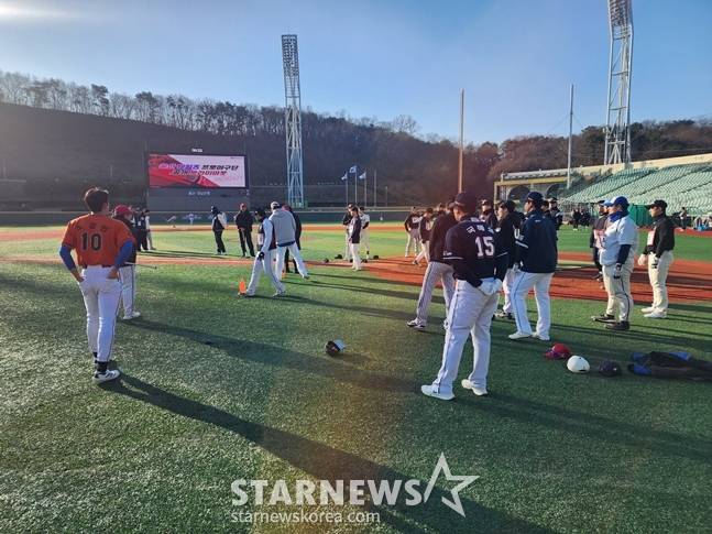 13일 오전 응시조가 몸을 풀고 있는 모습. /사진=박수진 기자