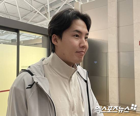 LG 트윈스 임찬규가 12일 인천국제공항을 통해 1차 캠프지인 미국 애리조나로 조기 출국했다. 출국을 앞둔 임찬규가 취재진과 인터뷰에 응하고 있다. 인천공항, 김유민 기자