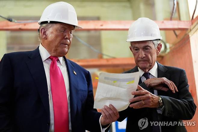 연준 청사 방문한 트럼프 대통령과 제롬 파월 연준 의장 [AP 연합뉴스 자료사진]